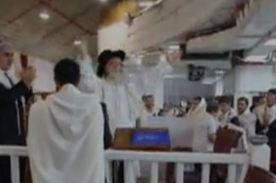 אחרי נעילה: הגאון רבי ראובן אלבז פצח בריקוד