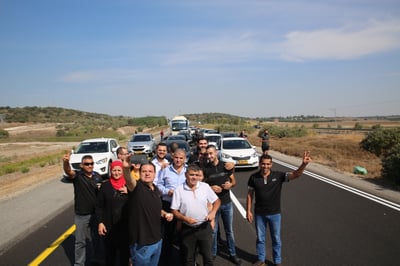 צפו: ח"כ אחמד טיבי חוסם את חוצה ישראל