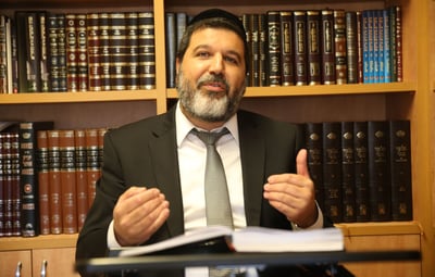 איסור הכנסת סירים לסוכה • צפו בהלכה יומית