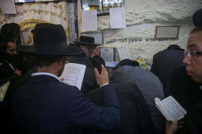 תיעוד: המתפללים בהילולת שמעון הצדיק