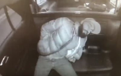 בתוך הניידת: שלף אקדח - למרות האזיקים