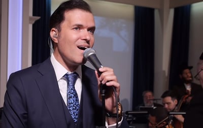 אוהד ו'ידידים' במחרוזת חופה מרגשת • צפו