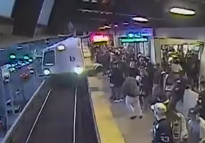 תיעוד: נפל על הפסים, רגע לפני בוא הרכבת