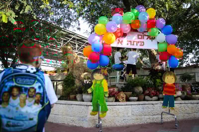 בקרוב: משרד החינוך יאסור על תלמידים להשתמש בנייד בבית הספר