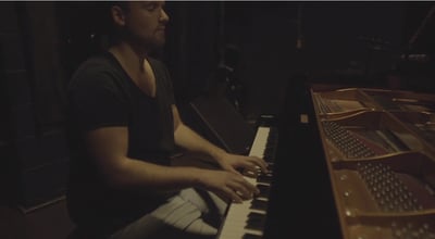הפסנתרן מנדי פורטנוי בביצוע אקוסטי: אנעים זמירות
