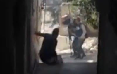 קשה לצפייה: פלסטיני לא חמוש נורה ומת