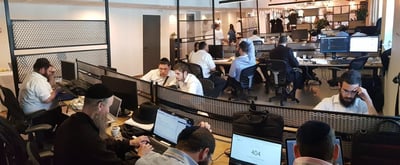 עובדי 'ביזמקס' - מרכז החדשנות החרדי בירושלים