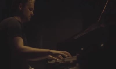 מנדי פורטנוי והפסנתר: "כי אנו עמך"