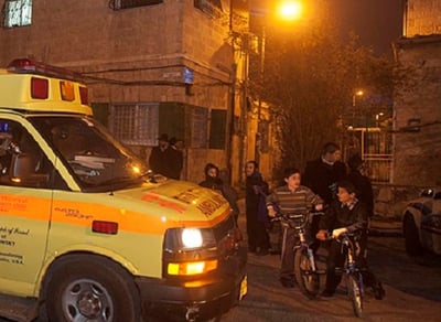 ילד כבן 5 נפל שלוש קומות - ונבלם בעגלת תינוק
