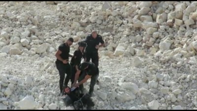 מזעזע ומשפיל: המאבטח סחב וגרר מפגין חרדי מפיאותיו