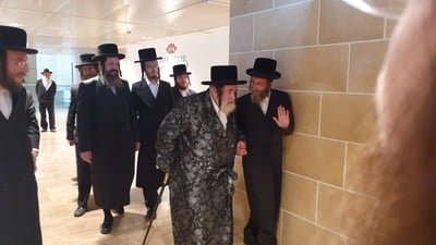 הרבי מויז'ניץ ביציאה למסע חיזוק בארה"ב