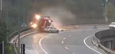 גבול הונגריה: נהג הסמטריילר התהפך • צפו