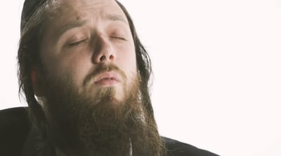 ג'ואי ניוקם בסינגל מרגש: "אתה נופל וקם"