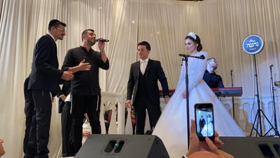 מוטי שטיינמץ, ישי ריבו ואברהם פריד בחתונה • צפו