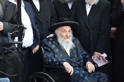 האדמו"ר מספינקא-ב"ב בהלוויית רעייתו