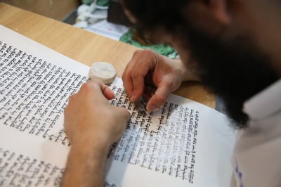 אילוסטרציה, כתיבת ספר תורה