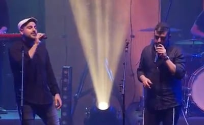 ישי ריבו ועקיבא מרגשים בהופעה לייב • צפו