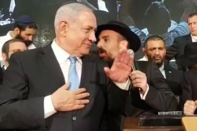נמואל לוחש על אוזנו של נתניהו