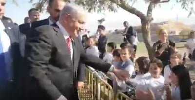 נתניהו נתן 'כיף' לילדים וסיפר על לימוד פרשת השבוע