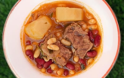 מרק שעועית עם קוביות צלי כתף רכות כמו חמאה