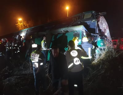 אוטובוס התנגש בתחנה וסטה לצד הכביש: ארבעה הרוגים