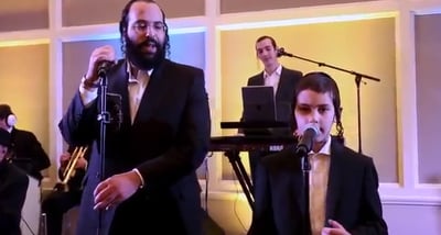 עקיבא גלב ובנו ומקהלת שיר ושבח במחרוזת לייב