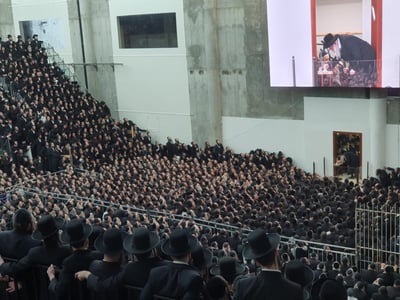 צפו: רבבות חסידים בהדלקת נר חנוכה של האדמו"ר מגור