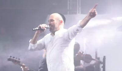 צפו ביונתן רזאל מקפיץ את הקהל: עוצו עצה