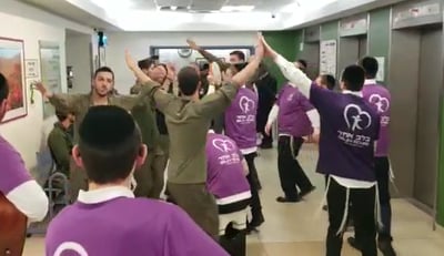 צפו: החיילים והמתנדבים החרדים שימחו חולים