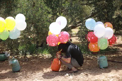 הכנת בלוני תבערה בעזה