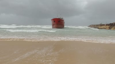 אונייה נסחפה לחוף אשדוד; חומת אבנים קרסה על מכוניות