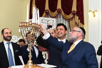 הגר"פ גולדשמידט בהדלקת נר