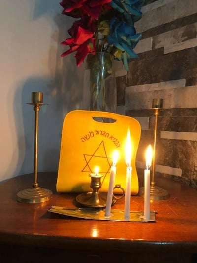 מפתיע: כך הצליח א' להדליק חנוכייה במדינה עוינת