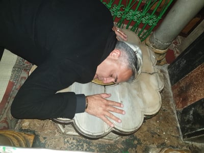 קובי פרץ התפלל על בנימין נתניהו במערת המכפלה • צפו