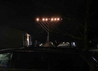 הרכב עם החנוכייה