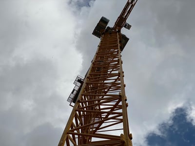 נלכד על מנוף גבהים, הורדם באוויר וחולץ