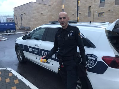 באמצע הפקק: גנב את הפנס המשטרתי