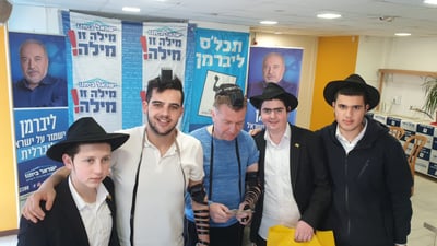 בפתיחת סניף 'ישראל ביתנו': תפילין עם חב"ד