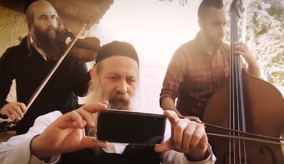 שולי רנד מפתיע בביצוע יחודי וסוחף: ניצוצות