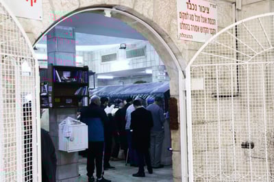 ערב ההילולא: התפילות על ציון הבבא סאלי