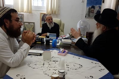 פרוש במעונו של הרב דוד חי הכהן. ארכיון