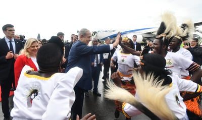 כך התקבל נתניהו כשנחת מהמטוס באוגנדה