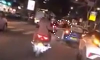 צפו: רכוב על קטנוע, יורה חזיזים על רכבים