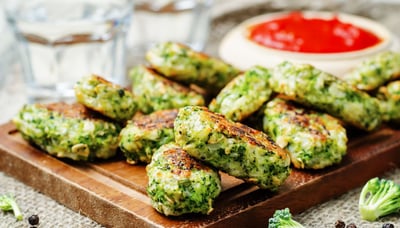 נגיסי ברוקולי וגבינות אפויים שגם הילדים יאהבו