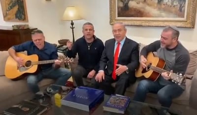 סג"ל עם הגיטרה בצד שמאל
