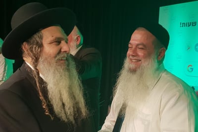 הרב יגאל כהן והרב שלום ארוש פצחו בריקוד • צפו