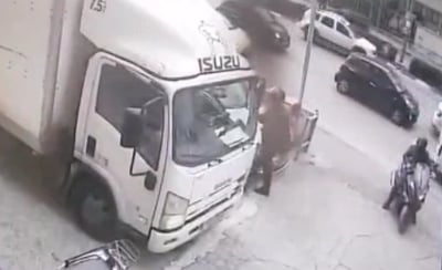 צפו: גנבו תפילין לנהג - בזמן שפרק סחורה