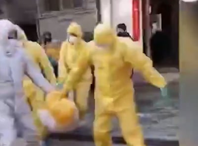 כך מפנים חולי 'קורונה' מהבתים בסין • צפו