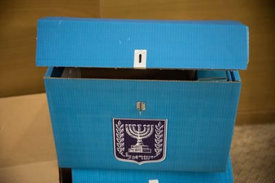 חבר וועדת קלפי יואשם בפגיעה בטוהר הבחירות