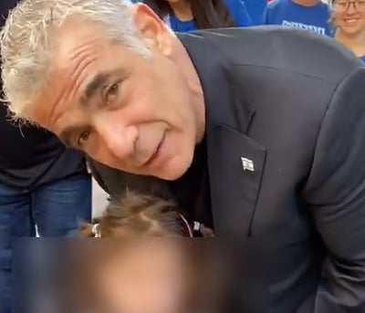 צפו: כך ענתה הילדה ליאיר לפיד ששאל: "למי את מצביעה"